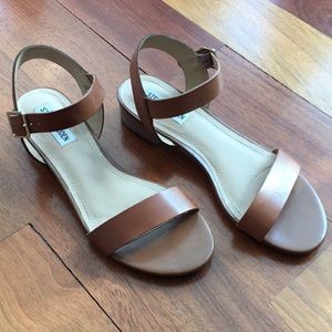 Steve Madden “Cache” flat leather sandals